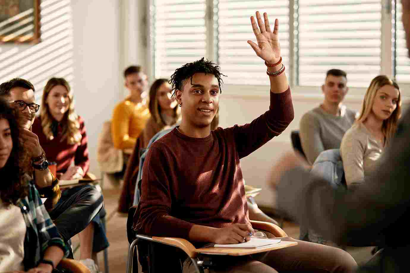 at school или in school