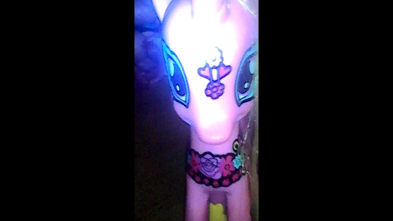 а внутри у него розы темно