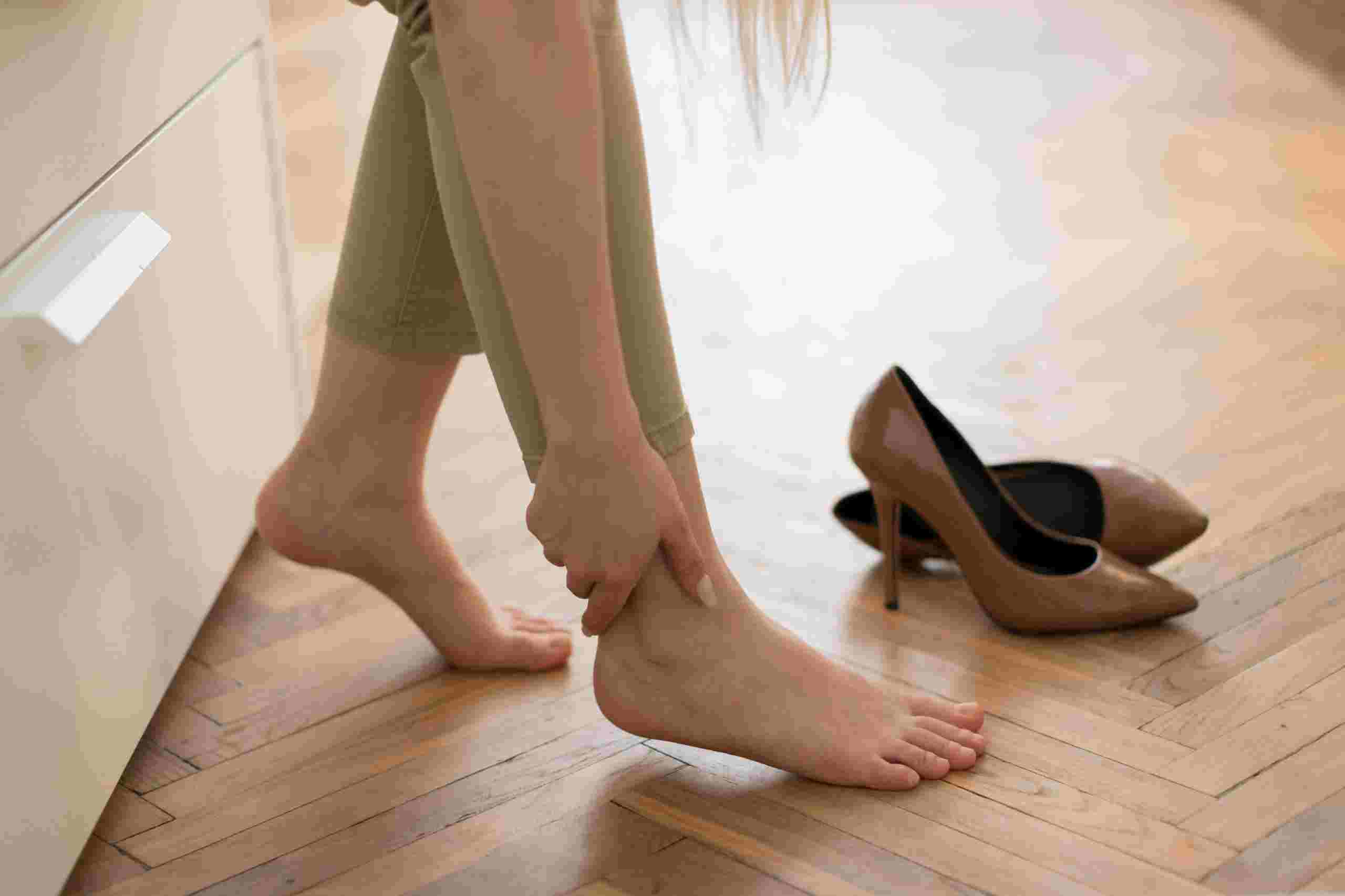 болит пятка при наступании и ходьбе причина