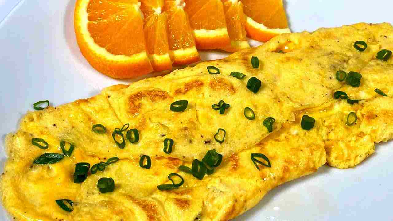 как готовить омлет на сковороде