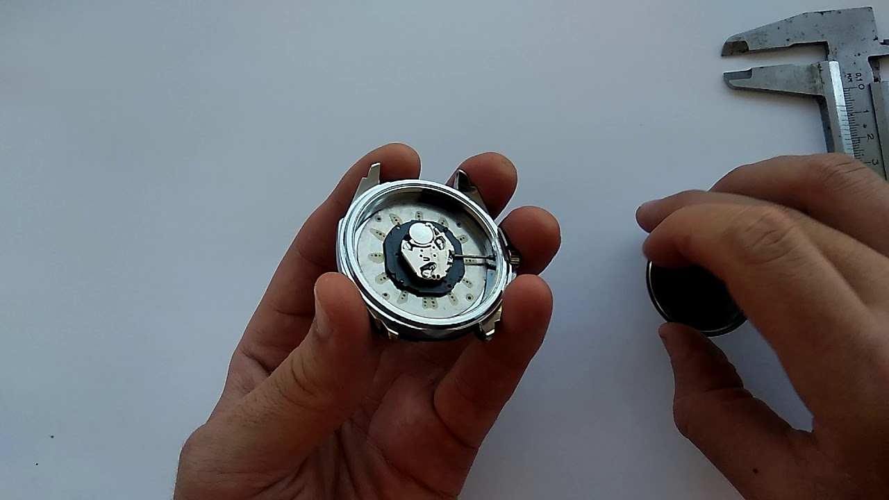 как открыть крышку часов для замены батарейки