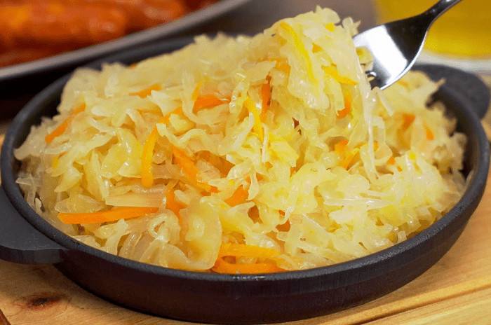 как потушить капусту в сковороде свежую вкусно