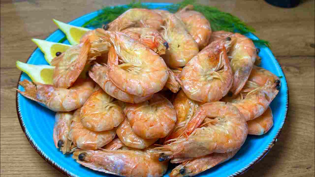 как правильно сварить креветки замороженные неочищенные