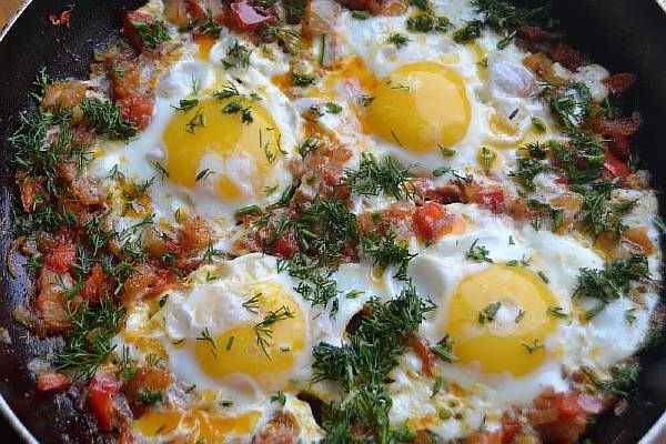 как приготовить шакшуку на сковороде в домашних