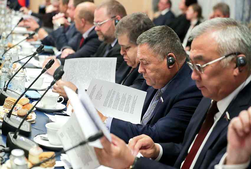 какие группировки были представлены в законодательном собрании