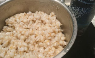 когда солить перловку при варке