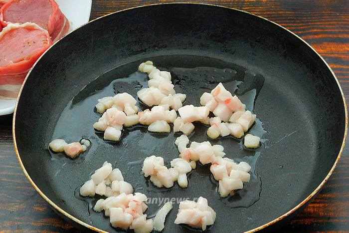 медальоны из свинины на сковороде