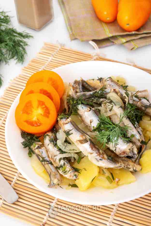 мойва тушеная с луком на сковороде