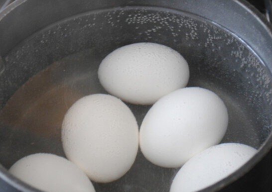 нужно ли солить яйца при варке