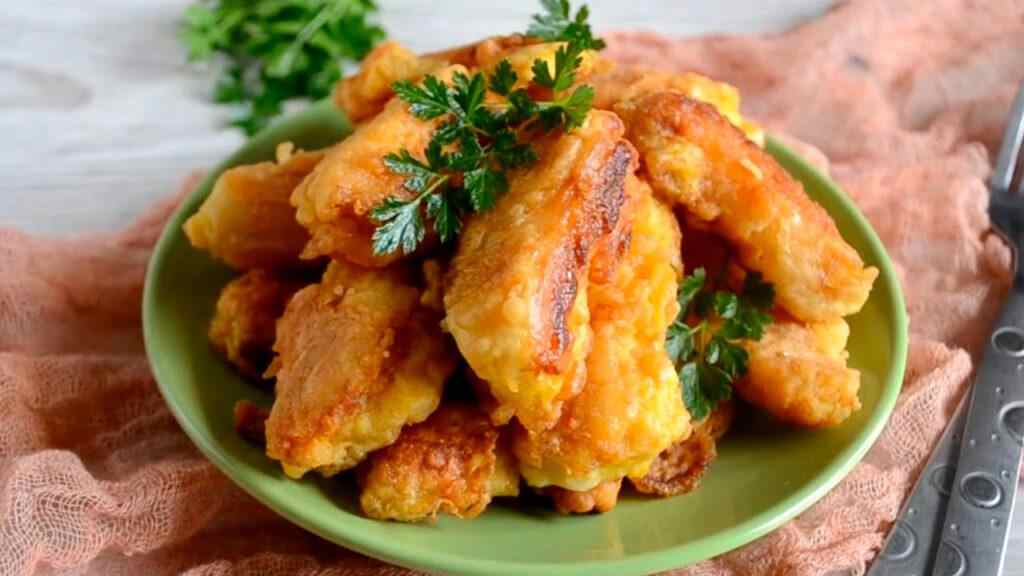 пангасиус в кляре на сковороде