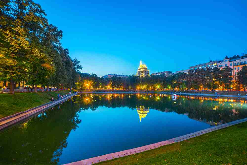 почему патриаршие пруды если пруд один