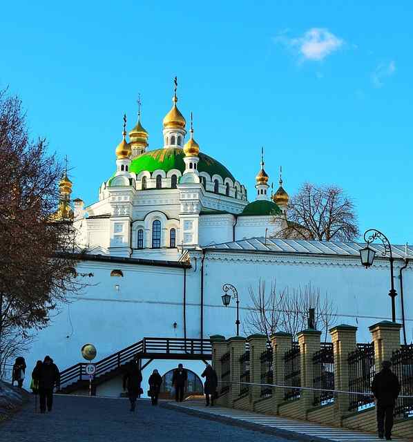 приведи пример влияния религии на архитектуру