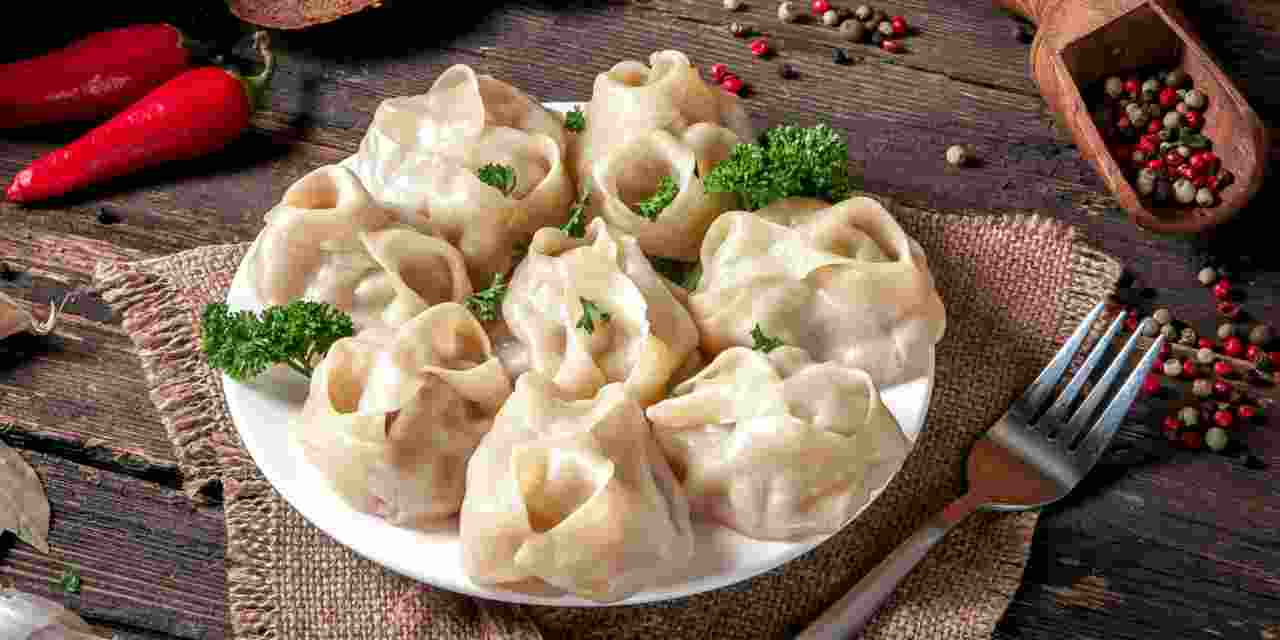 сколько варить замороженные манты в кастрюле