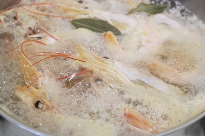 сколько варить креветок замороженных в кастрюле