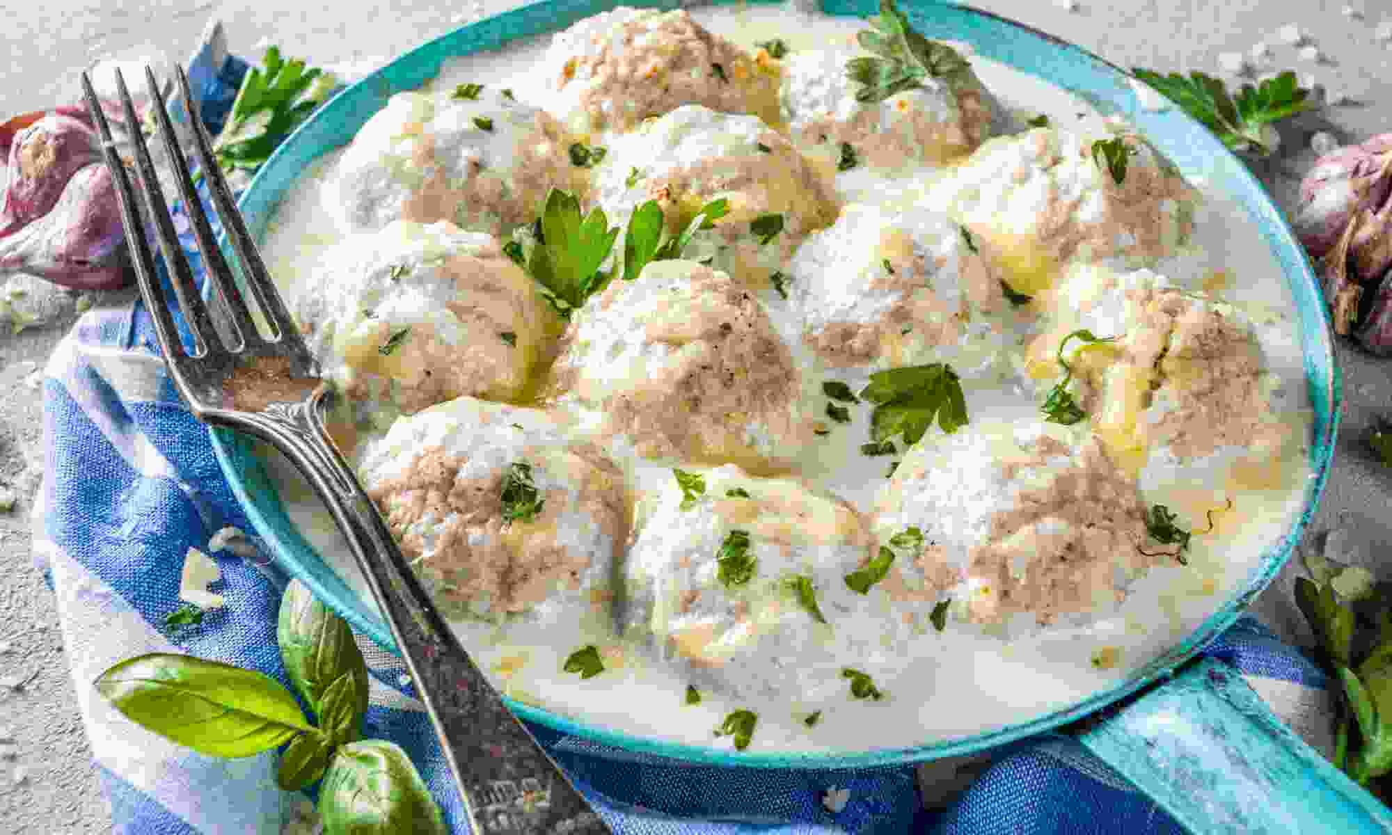 тефтели в сметанном соусе на сковороде