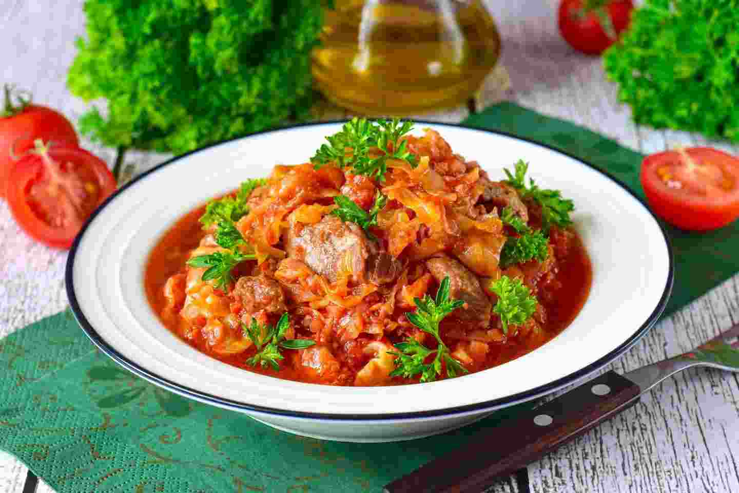 тушеная капуста с тушенкой на сковороде