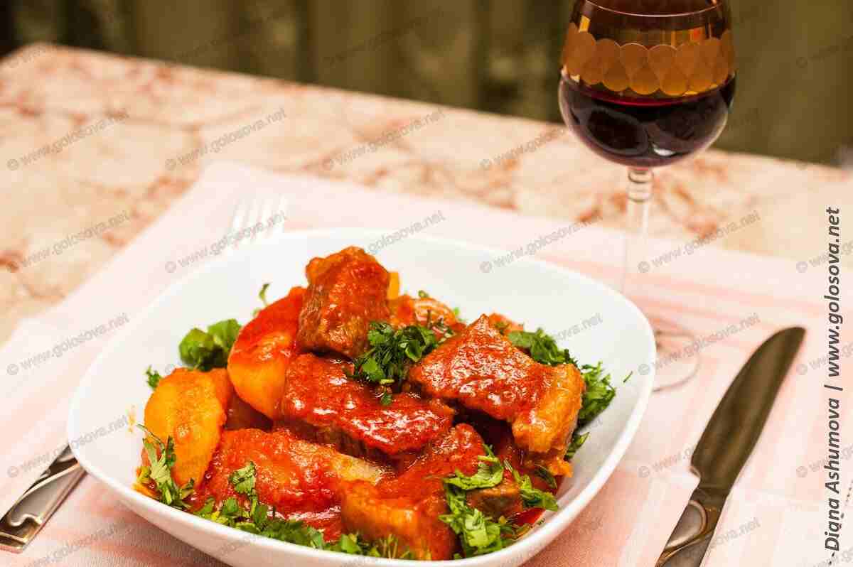 тушеная картошка с говядиной в кастрюле