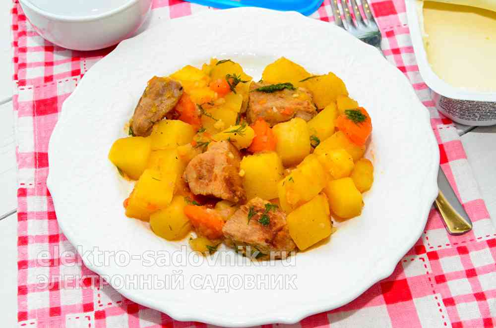тушеная картошка с мясом в кастрюле