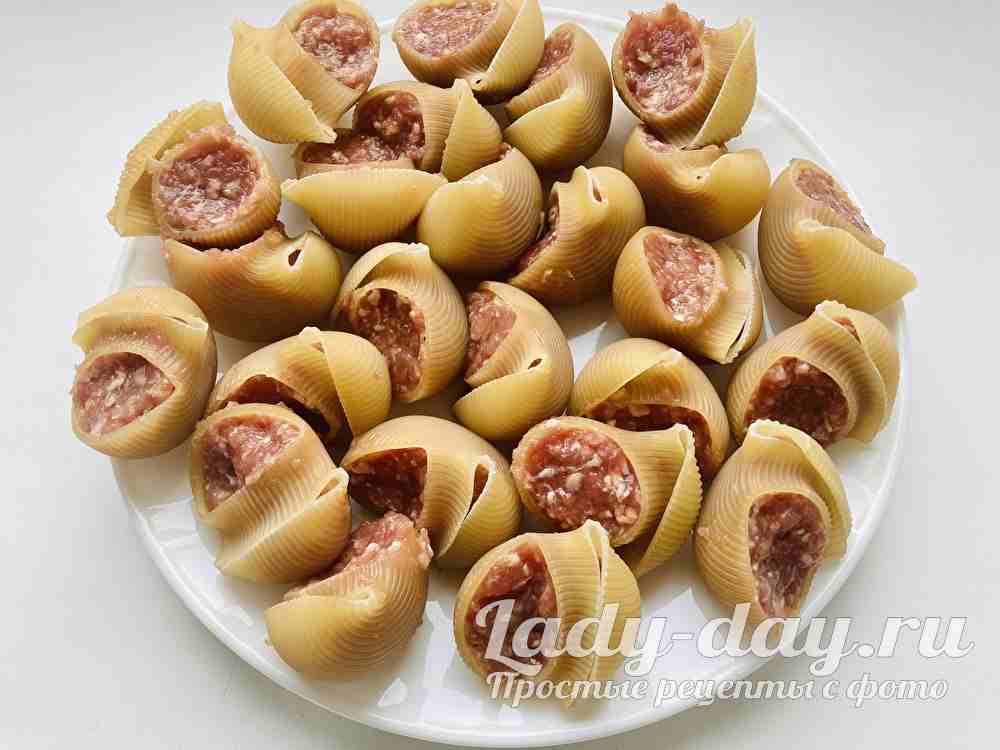 фаршированные макароны ракушки с фаршем на сковороде