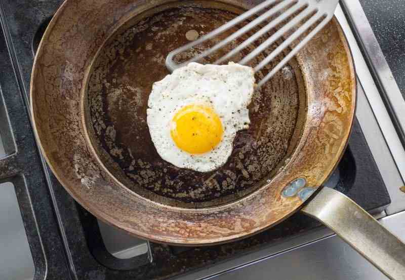 чистка сковороды от нагара в домашних условиях