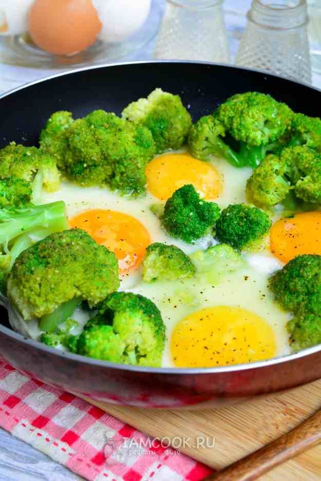 яичница с брокколи на сковороде