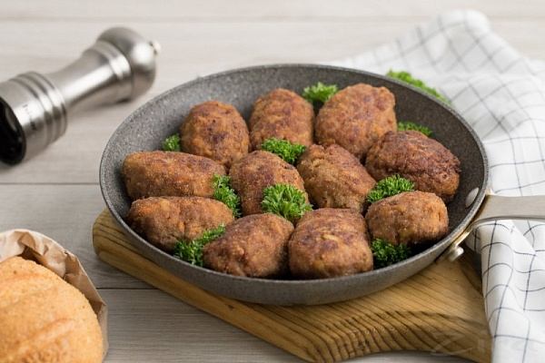 сколько варить котлеты на пару в кастрюле