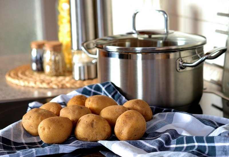 сколько минут варить картофель в кастрюле